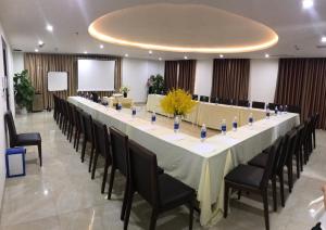 Palazzo 3 Danang Hotel في دا نانغ: طاولة طويلة في غرفة مع كراسي