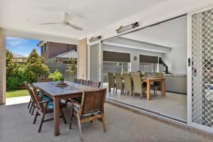a dining room with a table and chairs at The Witton Holiday House in Yarrawonga