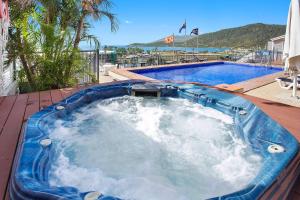 Bazén v ubytování Ocean View 16A Studio Pool & Spa Wi-Fi nebo v jeho okolí