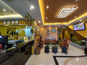 lobby restauracji z krzesłami i ladą w obiekcie GM Hotel w mieście Changlun