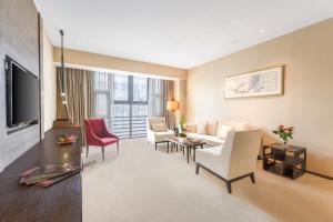 TV a/nebo společenská místnost v ubytování Lia Charlton Hotel Shenzhen