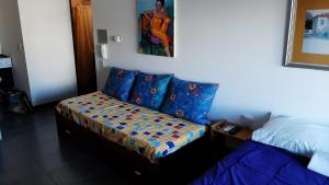 een slaapkamer met een bed en een futon. bij EXCELENTE UBICACIÓN in Concordia