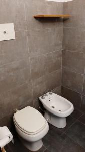a bathroom with a toilet and a sink at EXCELENTE UBICACIÓN in Concordia