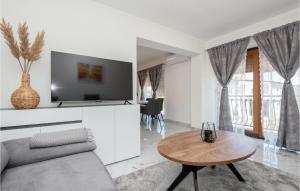 A seating area at Gorgeous Home In Runovici With Kitchen