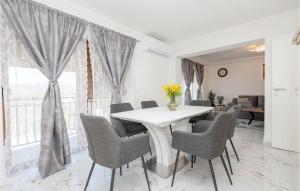 uma sala de jantar com uma mesa branca e cadeiras em Gorgeous Home In Runovici With Kitchen em Runović