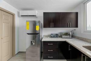 Cucina o angolo cottura di Cozy Beach Villa at The Shores 5 minutes from the beach