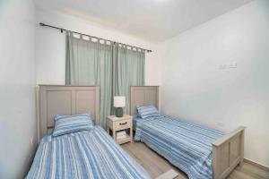 Letto o letti in una camera di Cozy Beach Villa at The Shores 5 minutes from the beach