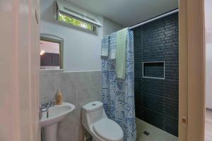 Bagno di Cozy Beach Villa at The Shores 5 minutes from the beach