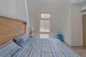 Letto o letti in una camera di Cozy Beach Villa at The Shores 5 minutes from the beach