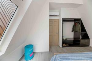 Letto o letti in una camera di Cozy Beach Villa at The Shores 5 minutes from the beach
