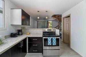 Cucina o angolo cottura di Cozy Beach Villa at The Shores 5 minutes from the beach