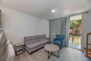 Area soggiorno di Cozy Beach Villa at The Shores 5 minutes from the beach