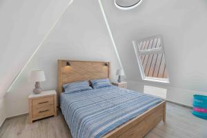 1 dormitorio con 1 cama con edredón de rayas azules en Cozy Beach Villa at The Shores 5 minutes from the beach en West End