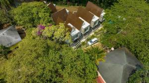 Giardino di Cozy Beach Villa at The Shores 5 minutes from the beach