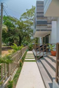 Giardino di Cozy Beach Villa at The Shores 5 minutes from the beach