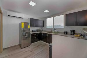 Cucina o angolo cottura di Cozy Beach Villa at The Shores 5 minutes from the beach