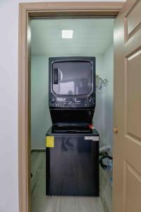 TV o dispositivi per l'intrattenimento presso Cozy Beach Villa at The Shores 5 minutes from the beach