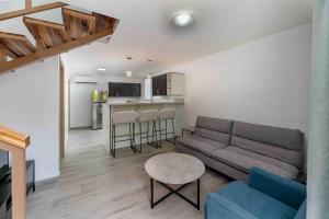 Cucina o angolo cottura di Cozy Beach Villa at The Shores 5 minutes from the beach