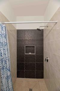 Bagno di Cozy Beach Villa at The Shores 5 minutes from the beach