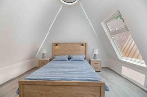 una camera da letto con un letto e due finestre di Cozy Beach Villa at The Shores 5 minutes from the beach a West End
