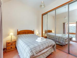 Een bed of bedden in een kamer bij The Coyles Cottage - Sbh