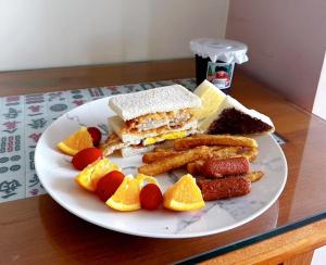 Makanan di atau di tempat lain dekat homestay