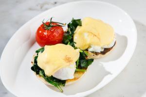 einen Teller mit einem Sandwich und einer Tomate in der Unterkunft Wildes Hotel Kangaroo Valley in Kangaroo Valley