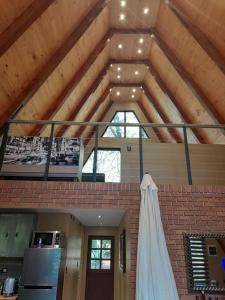 奇廉的住宿－Deume alpina，厨房的天花板上设有砖墙