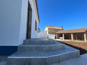 eine Treppe, die zu einem Gebäude führt in der Unterkunft Casa Rosquillas in Vilanova de Arousa