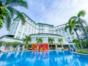 un hotel con una gran piscina frente a un edificio en Sai Gon Rach Gia Hotel, en Rạch Giá