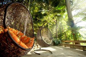 Currumbin ValleyCurrumbin Rainforest Treehouse的两个篮子坐在一张桌子上,带镜子 更多10张照片