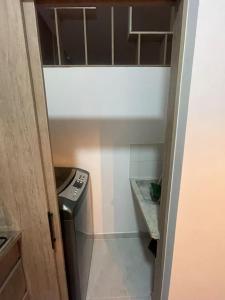 a small kitchen with a stove and a door open at Magnifico apartaestudio in Manizales