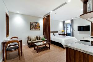 Habitación de hotel con cama y sofá en MK Riverside Apartment by Haviland en Da Nang