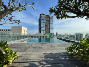 Bazén v ubytování M City Hotel Saigon nebo v jeho okolí