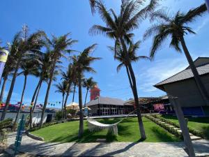 un'amaca di fronte a un resort con palme di TTC Resort Ke Ga a Ke Ga