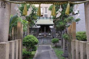 a walkway leading to a building with a fountain at 川HOUSE黒門 in Osaka