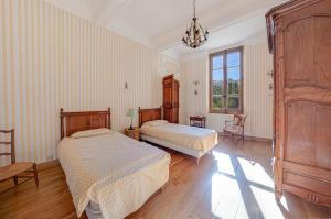 - une chambre avec 2 lits, une table et des chaises dans l'établissement APPARTEMENT DERNIER ETAGE DANS BASTIDE, à Aix-en-Provence