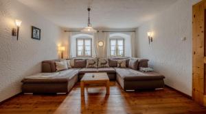 ein Wohnzimmer mit einem Sofa und einem Tisch in der Unterkunft Ferienhaus Bichler in Mittenwald