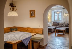ein Wohnzimmer mit einem Tisch und einem Sofa in der Unterkunft Ferienhaus Bichler in Mittenwald