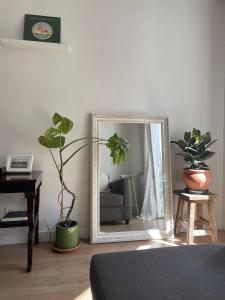 um espelho num quarto com um sofá e uma cadeira em Bella Easo Apartamento em San Sebastián