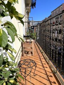 uma varanda com dois bancos e uma mesa num edifício em Bella Easo Apartamento em San Sebastián