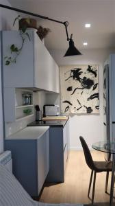 uma cozinha com um balcão e uma mesa num quarto em Bella Easo Apartamento em San Sebastián