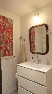 uma casa de banho com um lavatório e um espelho em Bella Easo Apartamento em San Sebastián