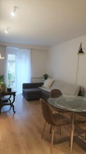 uma sala de estar com um sofá e uma mesa em Bella Easo Apartamento em San Sebastián