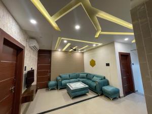 Posezení v ubytování SunRays - Unique 3BHK in the Heart of the City