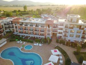 an aerial view of a hotel with a swimming pool at Hotel Paradise Garden in Chernomorets