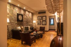 サルタにあるHotel Boutique Balcón de la Plazaのソファとテーブルのあるリビングルーム