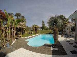 Bazén v ubytování Villa Caraîbes nebo v jeho okolí