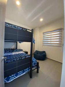 マサトランにあるCondo in El Centro Near Malecon!の二段ベッド2台と窓のある寝室