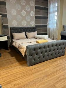 uma cama grande num quarto com um sofá em Homestay by Tas em Kulai